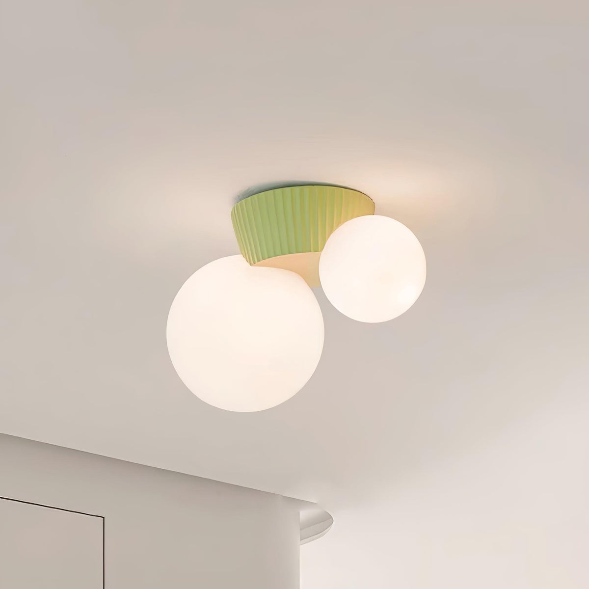Tovae lampada da soffitto Playful Asymmetry con due globi in vetro smerigliato
