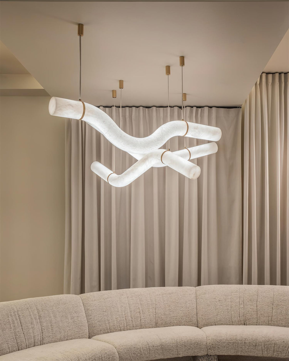Liberty lampadario a striscia con silhouette curva in alabastro
