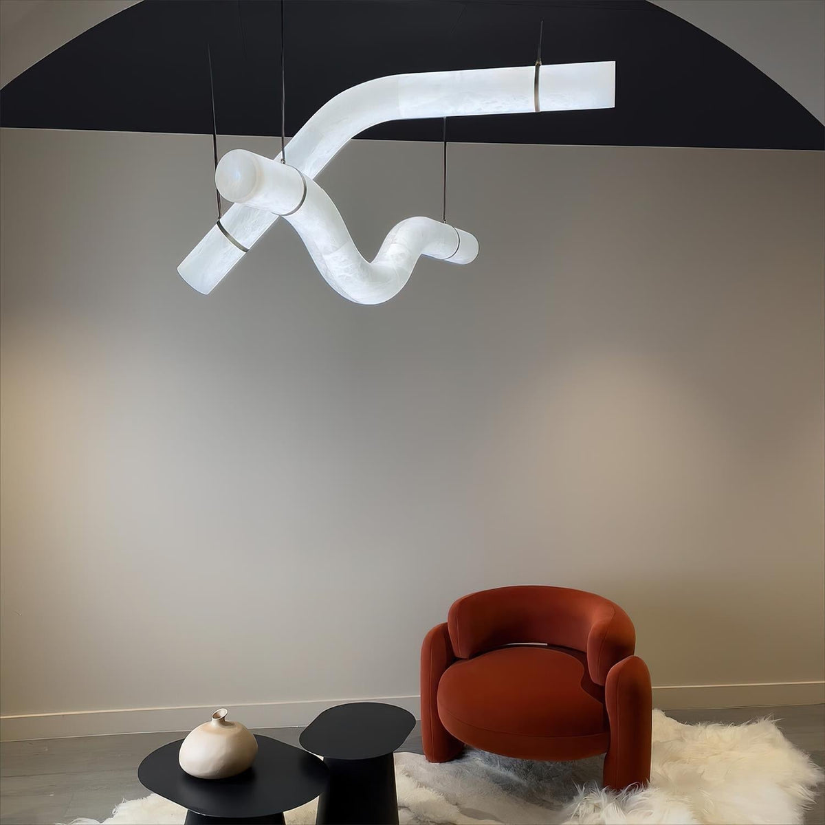 Liberty lampadario a striscia con silhouette curva in alabastro