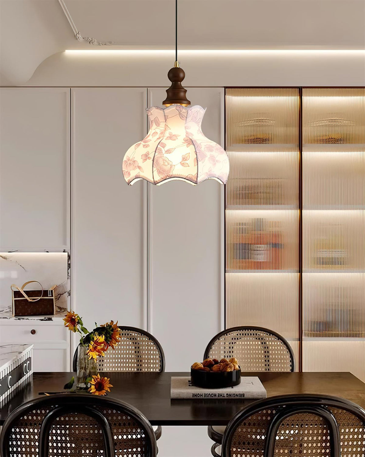 Lampada a sospensione in metallo e legno con tessuto vintage floreale elegante