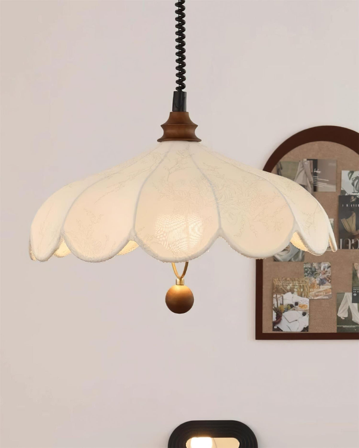 Lampada a sospensione Petals con motivo floreale vintage ed eleganza francese