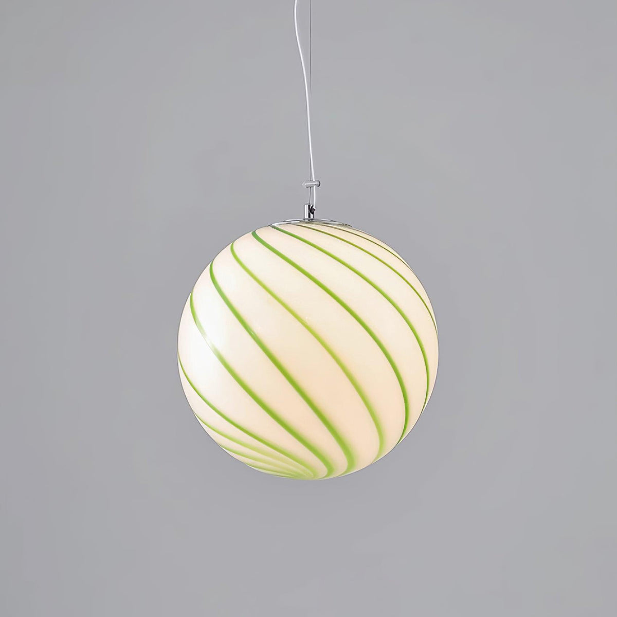 Kairo lampada a sospensione Globale in vetro con strisce verdi a spirale di colore verde a globo