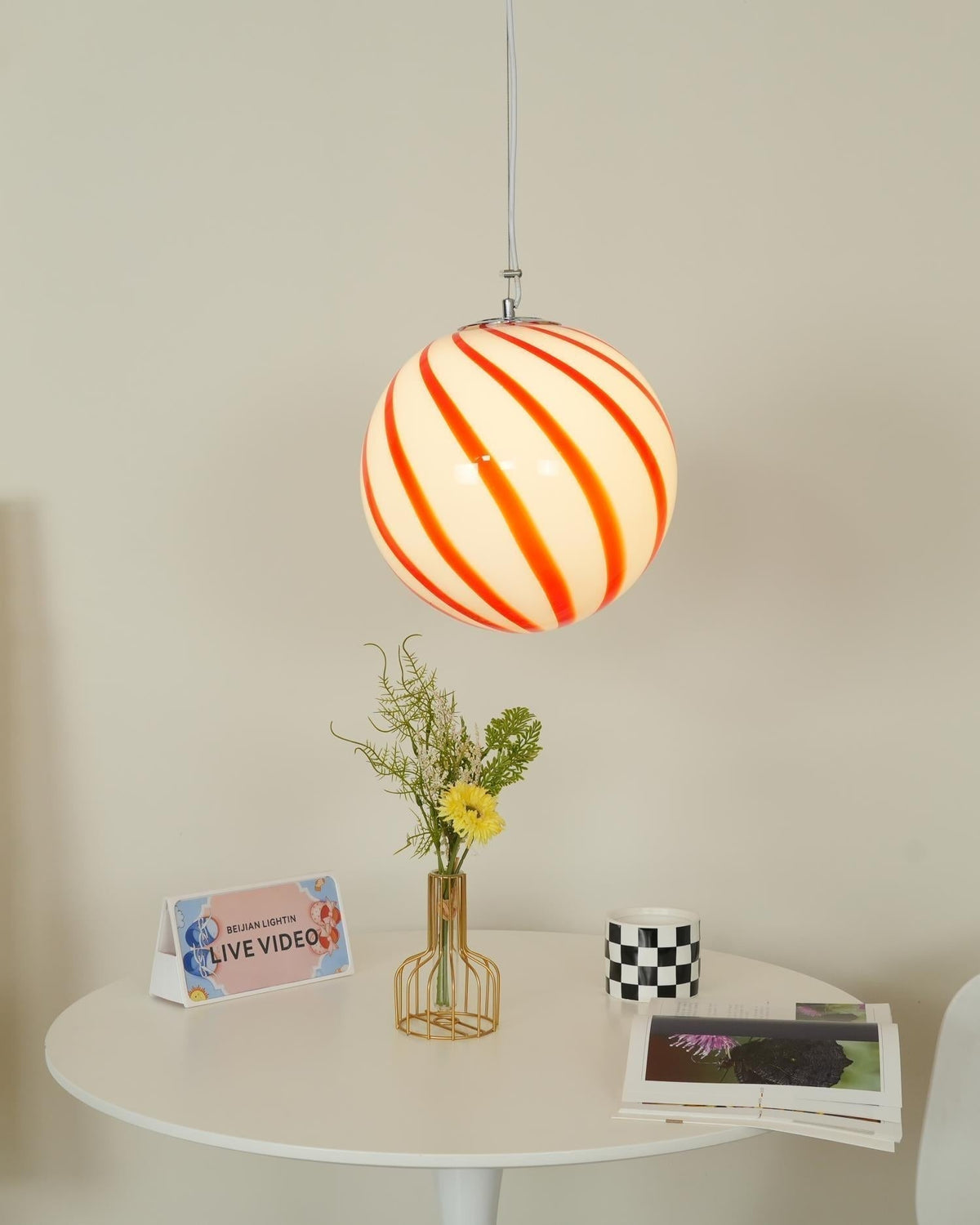 Kairo lampada a sospensione Globale in vetro con strisce verdi a spirale di colore verde a globo