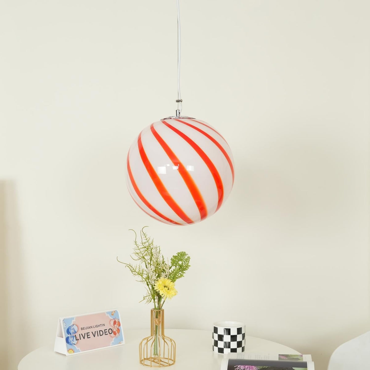 Kairo lampada a sospensione Globale in vetro con strisce verdi a spirale di colore verde a globo