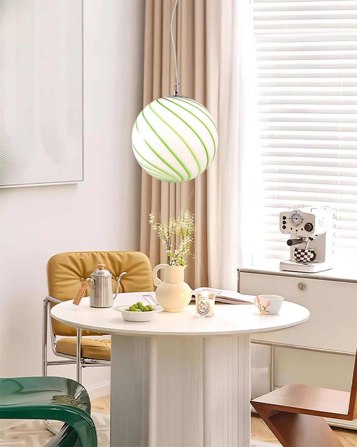 Kairo lampada a sospensione Globale in vetro con strisce verdi a spirale di colore verde a globo