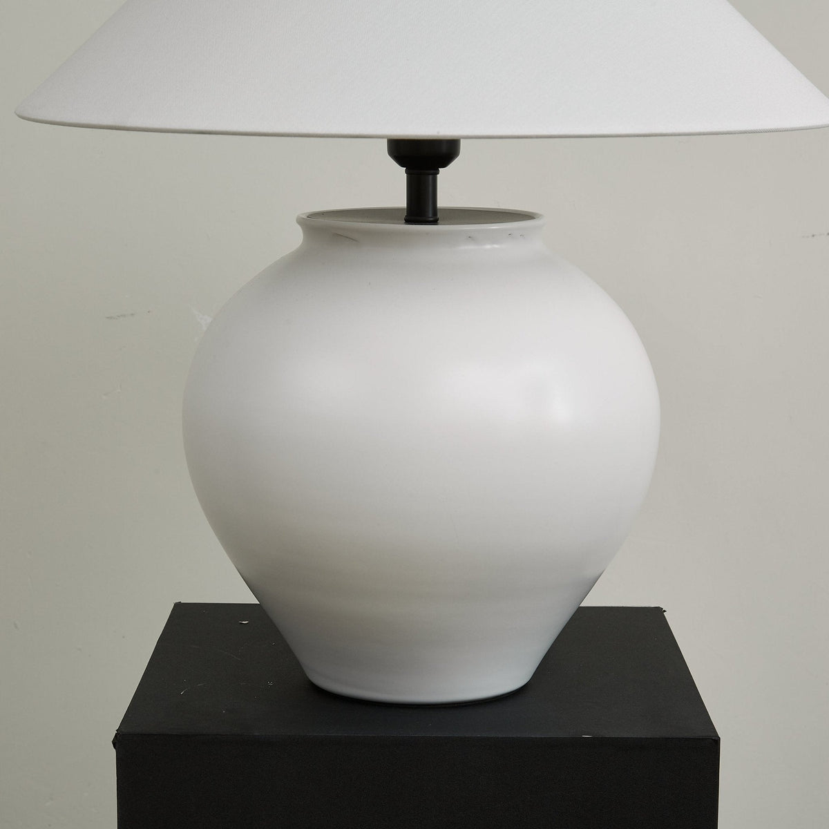 Serinina lampada da tavolo in tessuto classico