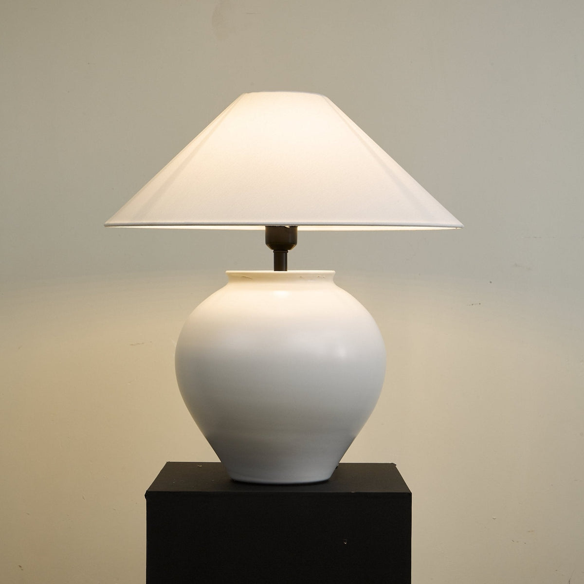 Serinina lampada da tavolo in tessuto classico