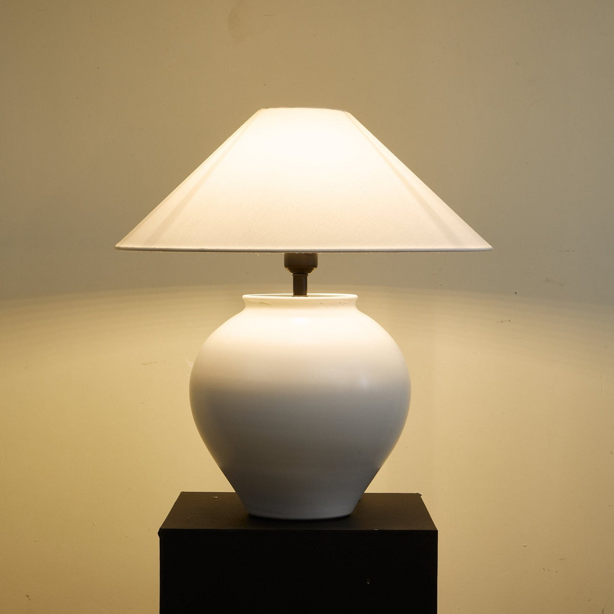 Serinina lampada da tavolo in tessuto classico