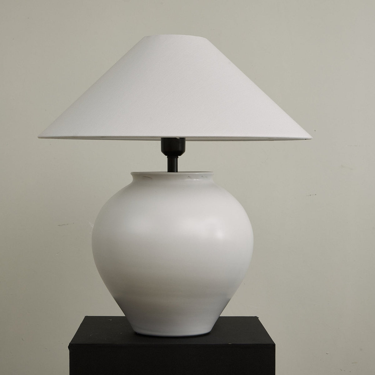 Serinina lampada da tavolo in tessuto classico