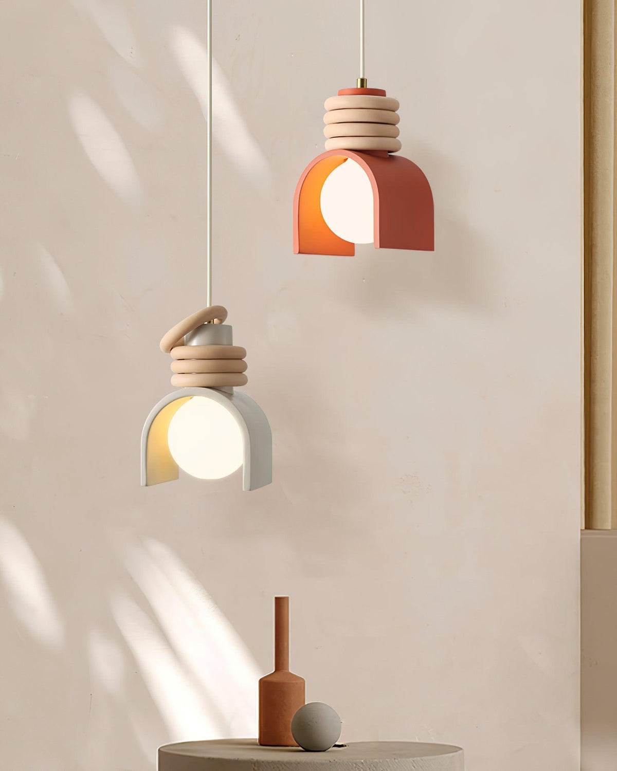 Lampada a sospensione con sfera in vetro per illuminare artisticamente le sale da pranzo