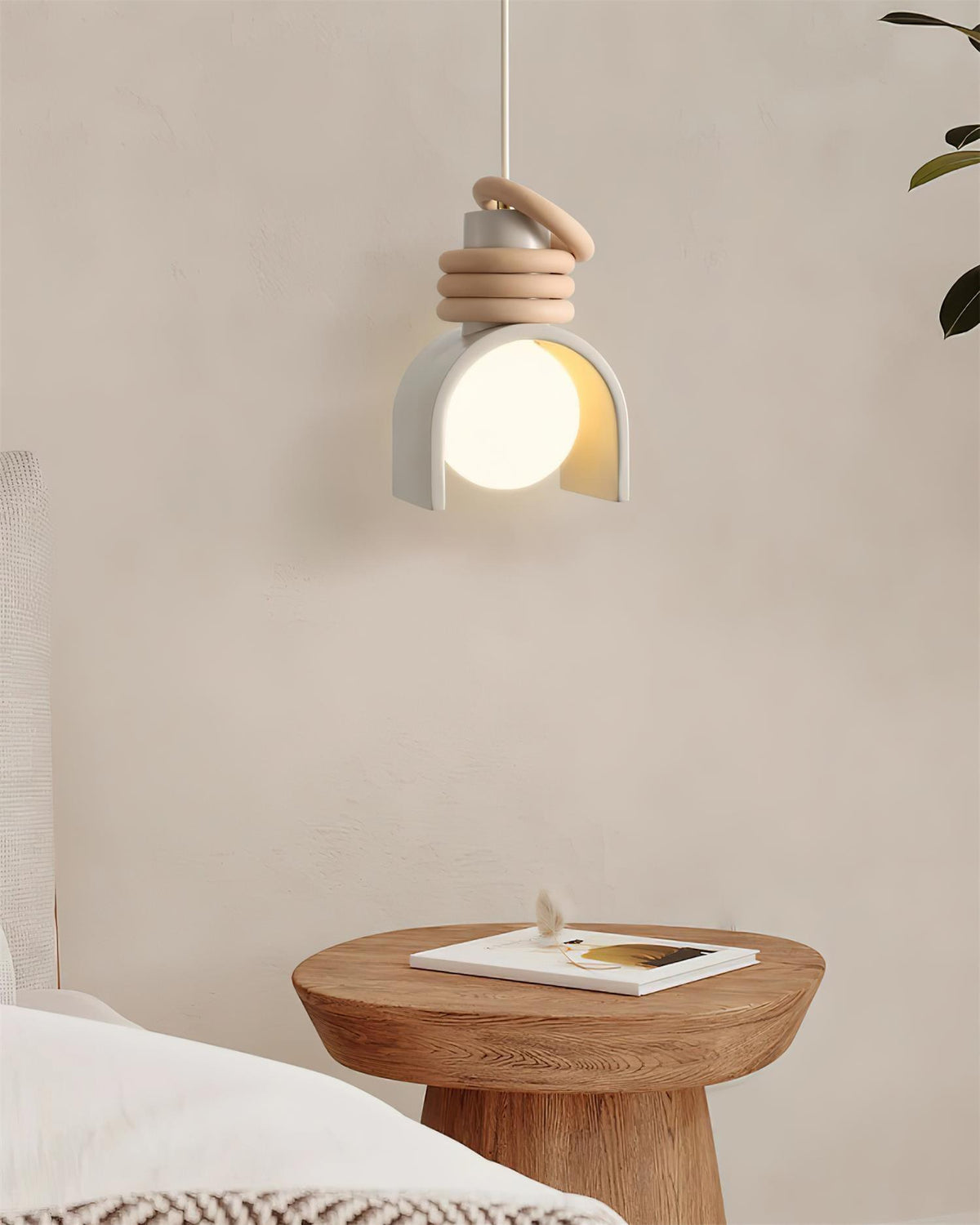 Lampada a sospensione con sfera in vetro per illuminare artisticamente le sale da pranzo