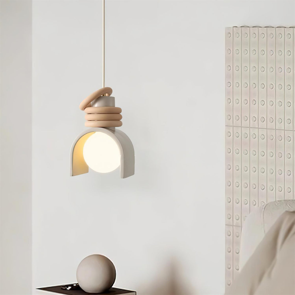 Lampada a sospensione con sfera in vetro per illuminare artisticamente le sale da pranzo