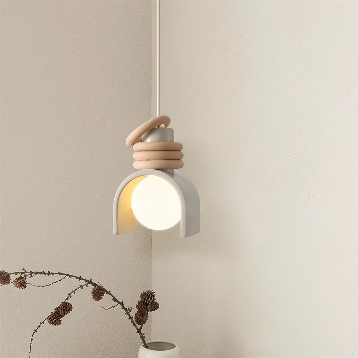 Lampada a sospensione con sfera in vetro per illuminare artisticamente le sale da pranzo
