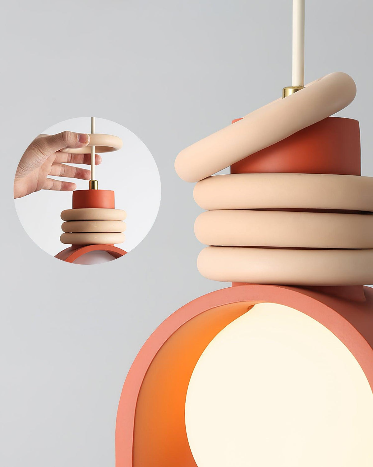 Lampada a sospensione con sfera in vetro per illuminare artisticamente le sale da pranzo