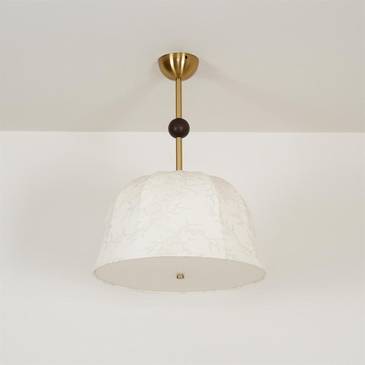 Lampada da soffitto in tessuto, metallo e legno per interni eleganti dal calore accogliente