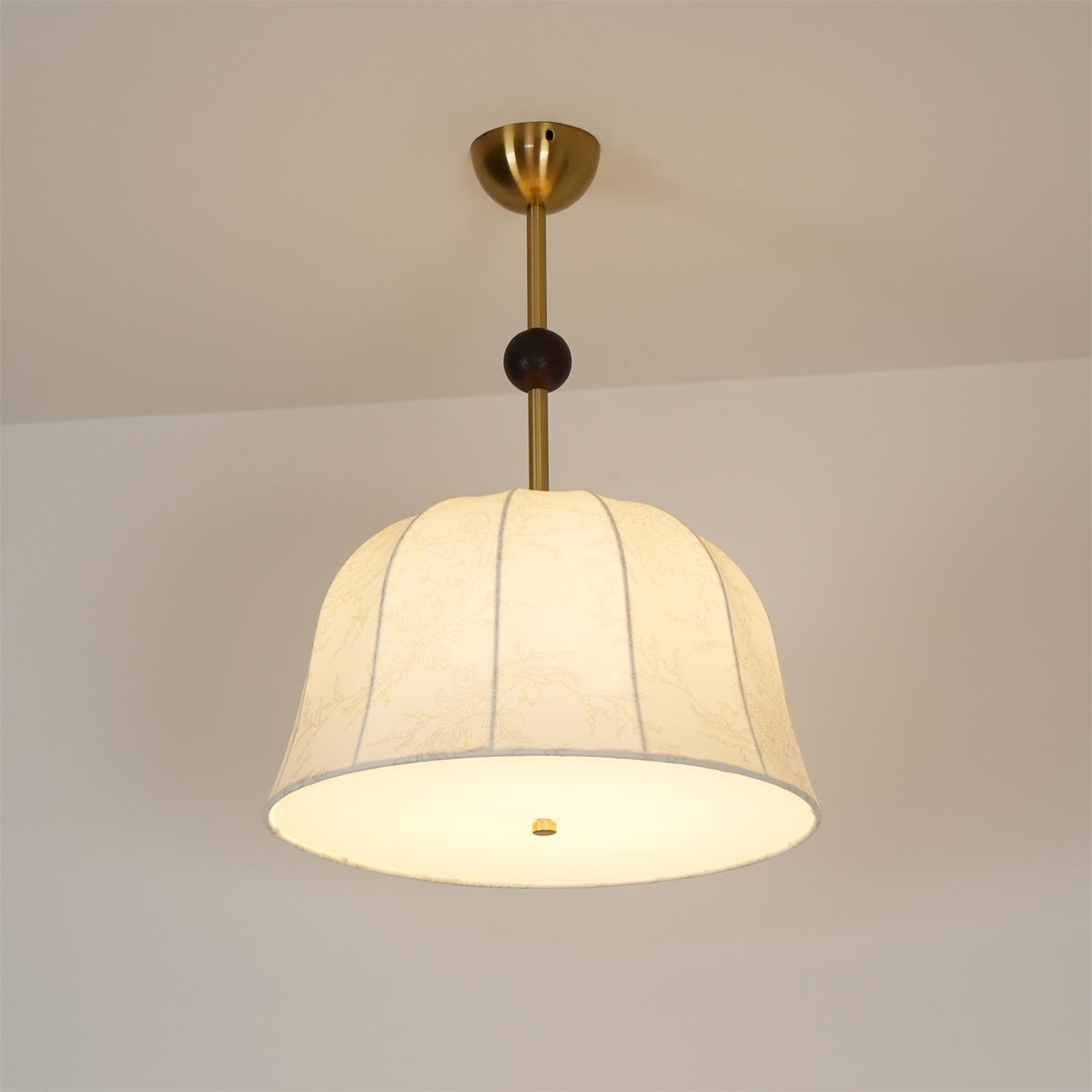 Lampada da soffitto in tessuto, metallo e legno per interni eleganti dal calore accogliente