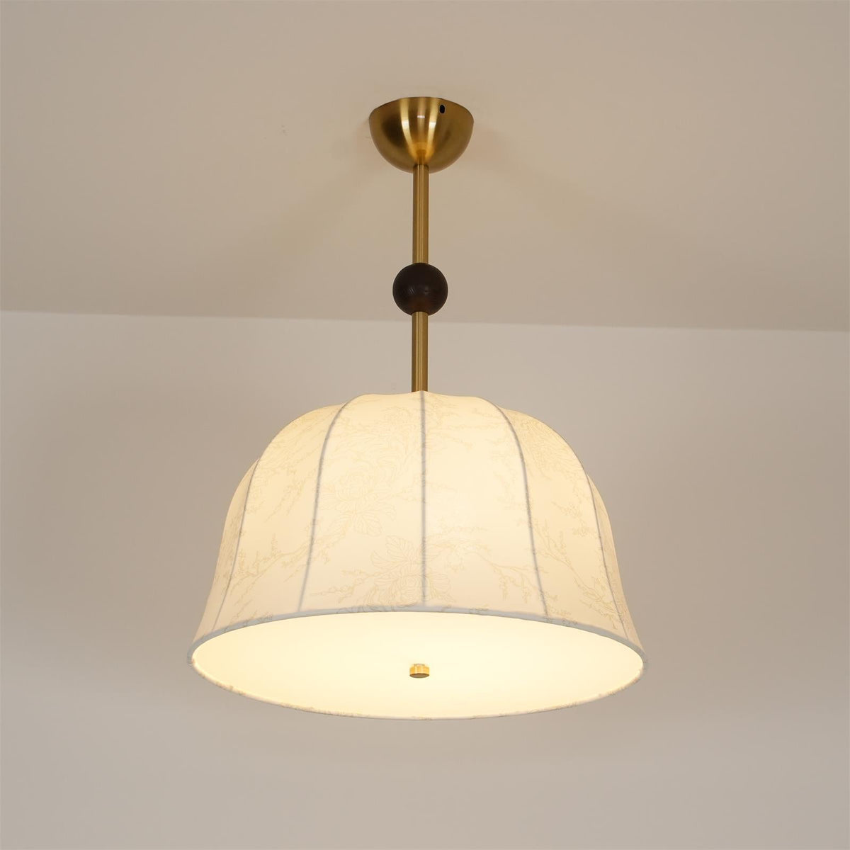 Lampada da soffitto in tessuto, metallo e legno per interni eleganti dal calore accogliente