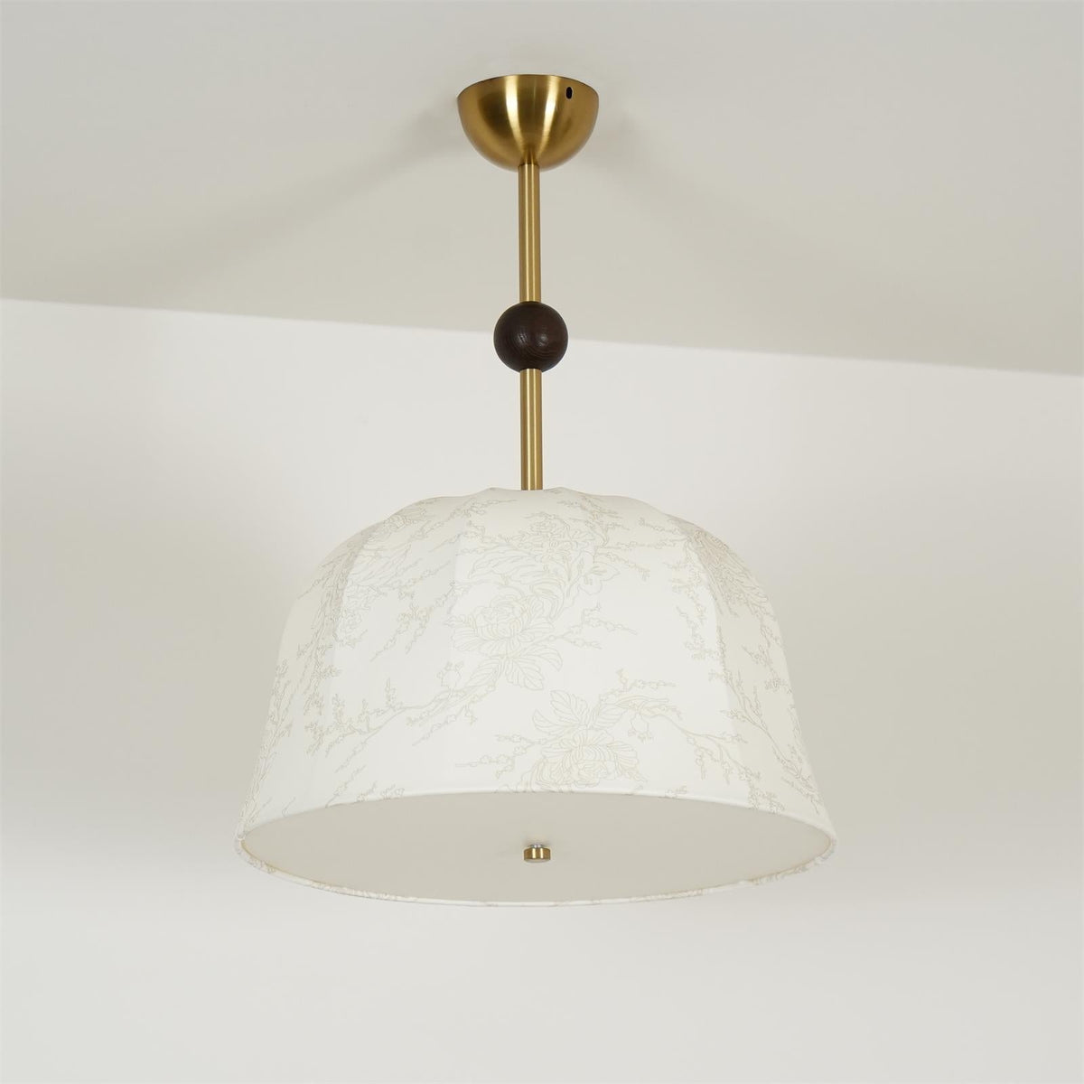 Lampada da soffitto in tessuto, metallo e legno per interni eleganti dal calore accogliente