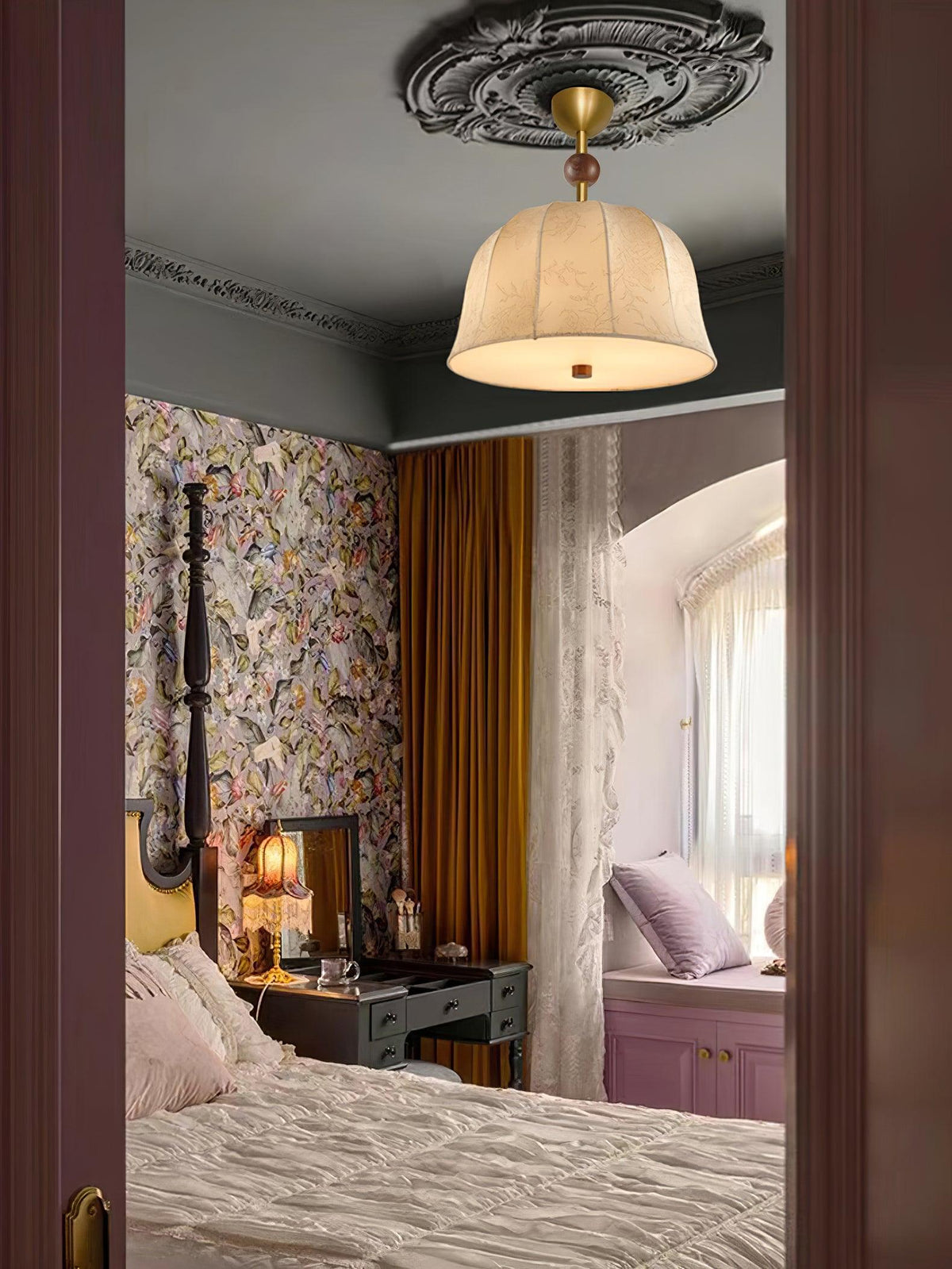 Lampada da soffitto in tessuto, metallo e legno per interni eleganti dal calore accogliente