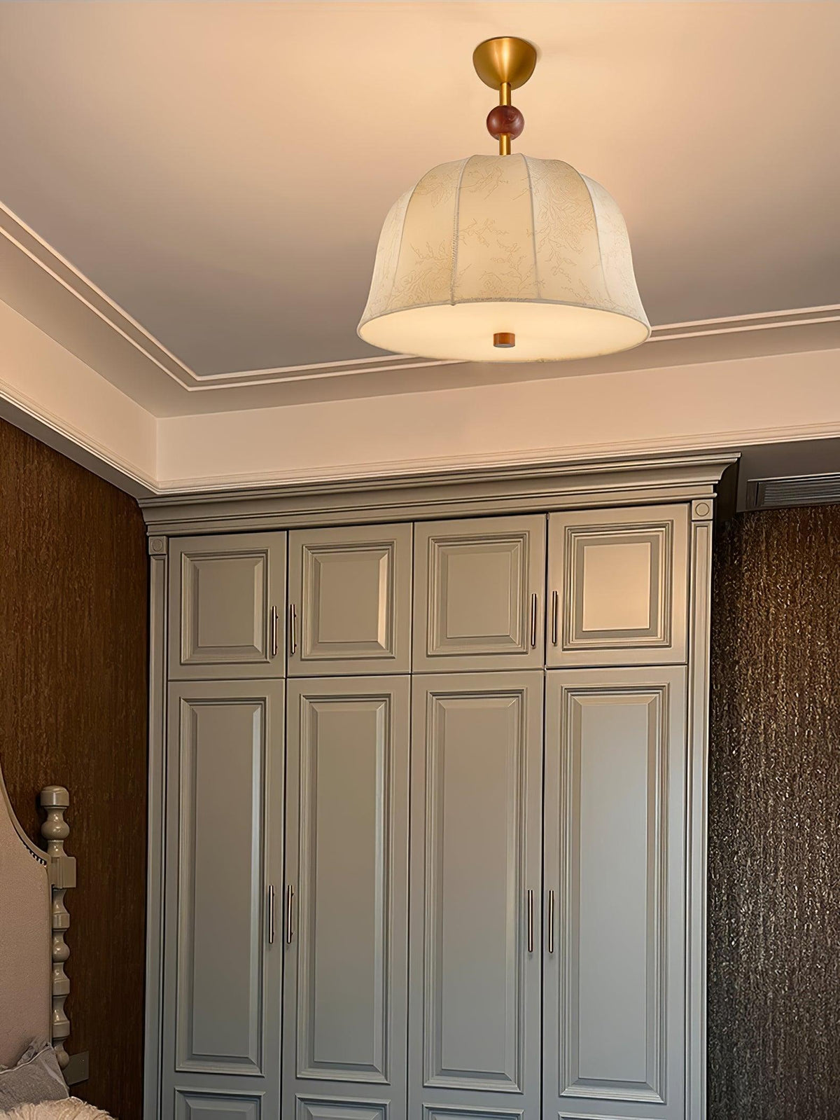 Lampada da soffitto in tessuto, metallo e legno per interni eleganti dal calore accogliente