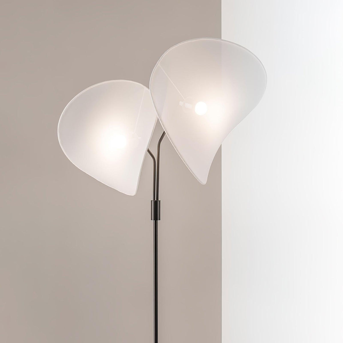 Linivora lampada da terra in tessuto moderno