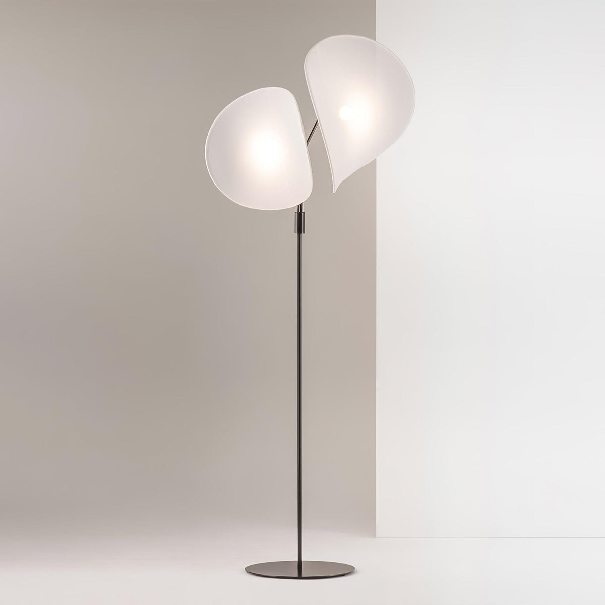 Linivora lampada da terra in tessuto moderno