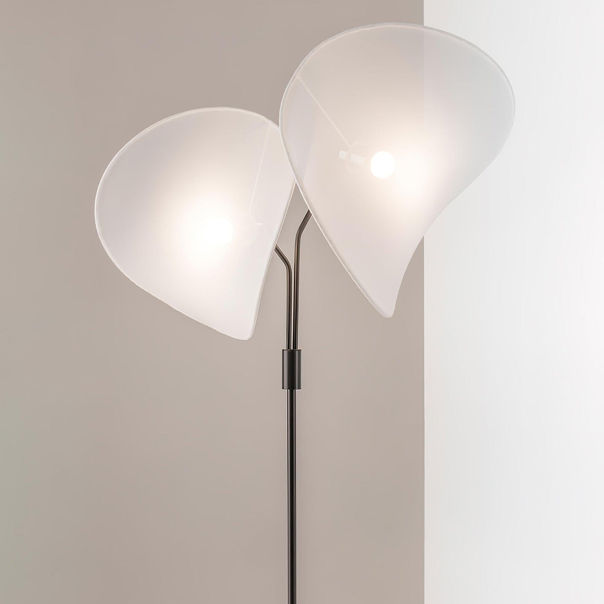 Linivora lampada da terra in tessuto moderno