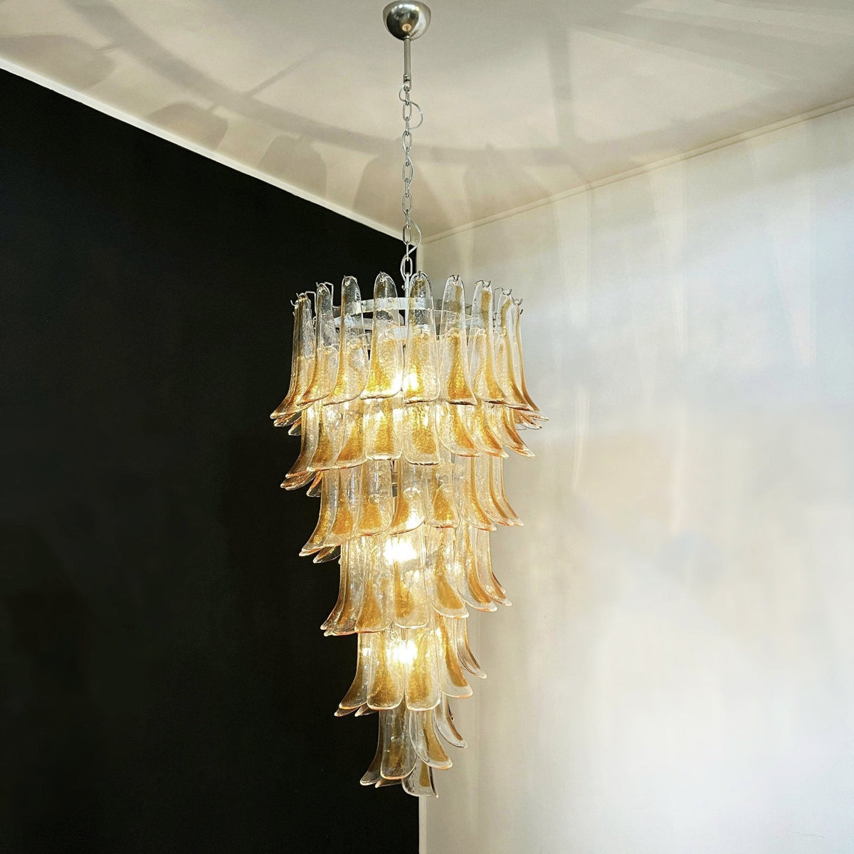 Eirinira lampadario petali in vetro di Murano dorato a Cascata Stratificata