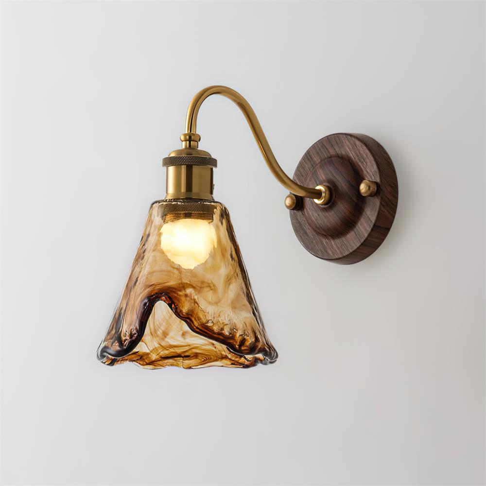 Nalia lampada da parete in vetro ambra e Base Effetto Noce con Accenti Oro vintage