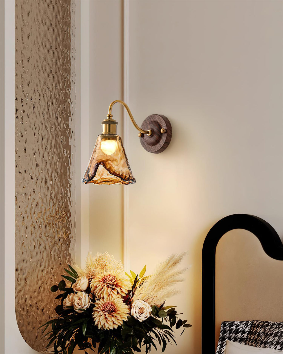 Nalia lampada da parete in vetro ambra e Base Effetto Noce con Accenti Oro vintage