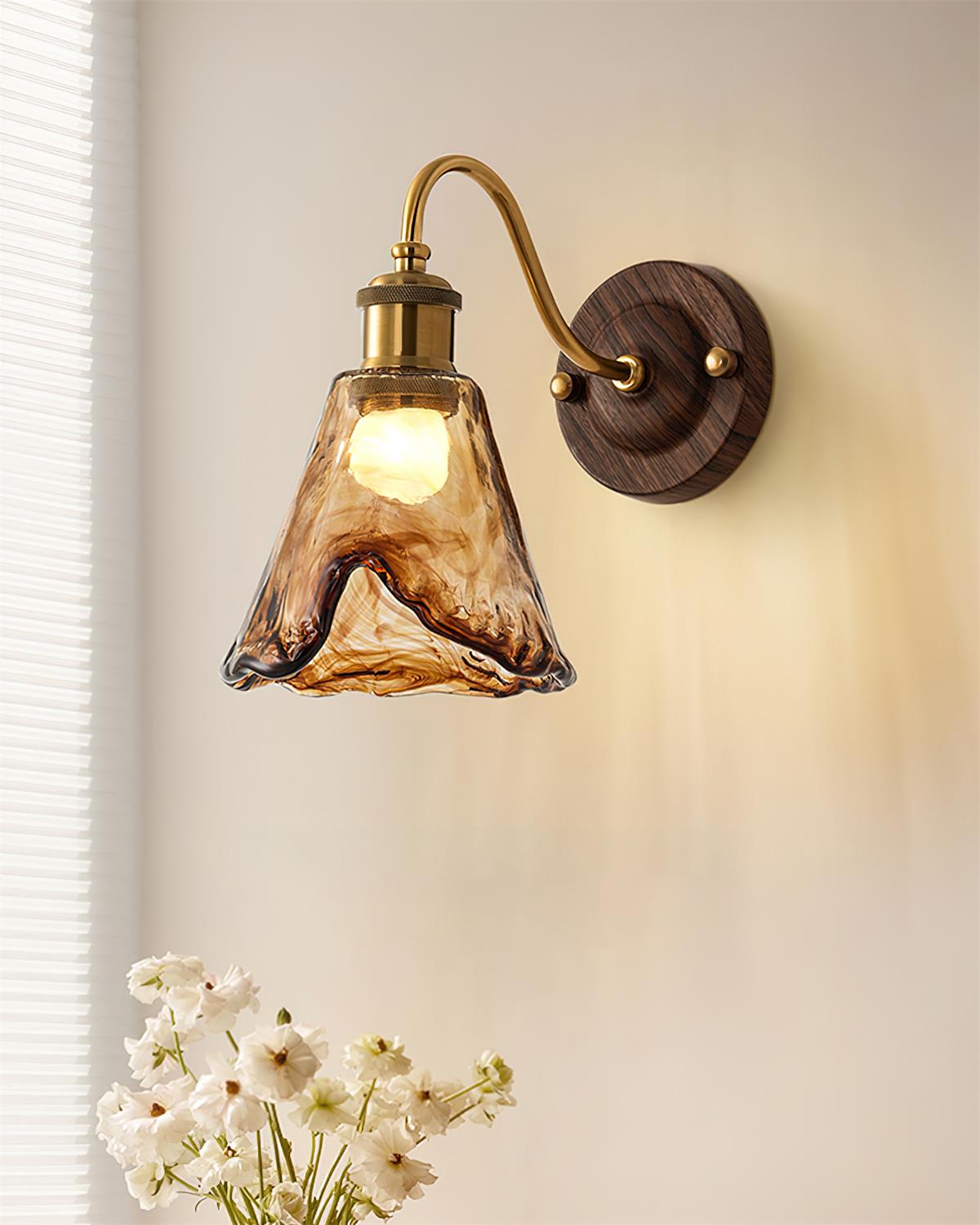 Nalia lampada da parete in vetro ambra e Base Effetto Noce con Accenti Oro vintage