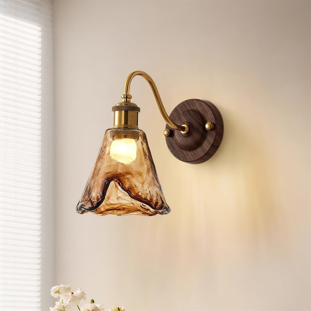 Nalia lampada da parete in vetro ambra e Base Effetto Noce con Accenti Oro vintage