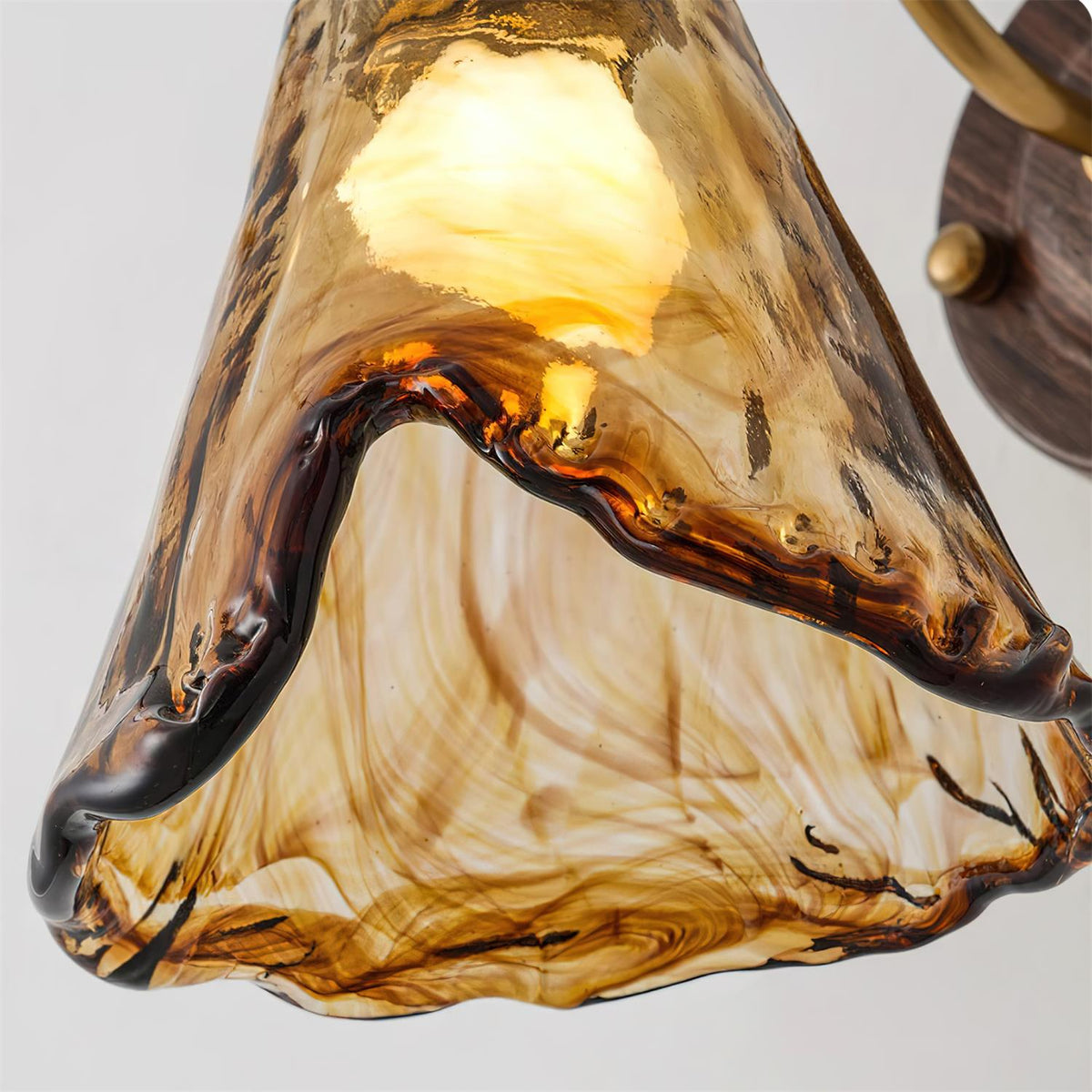Nalia lampada da parete in vetro ambra e Base Effetto Noce con Accenti Oro vintage