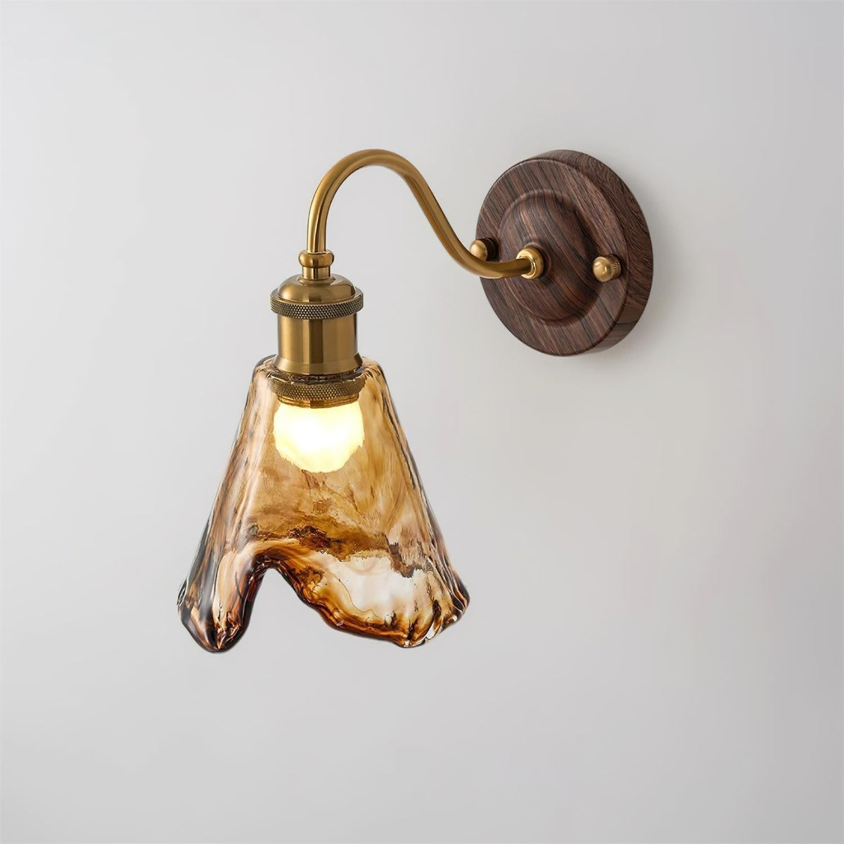 Nalia lampada da parete in vetro ambra e Base Effetto Noce con Accenti Oro vintage