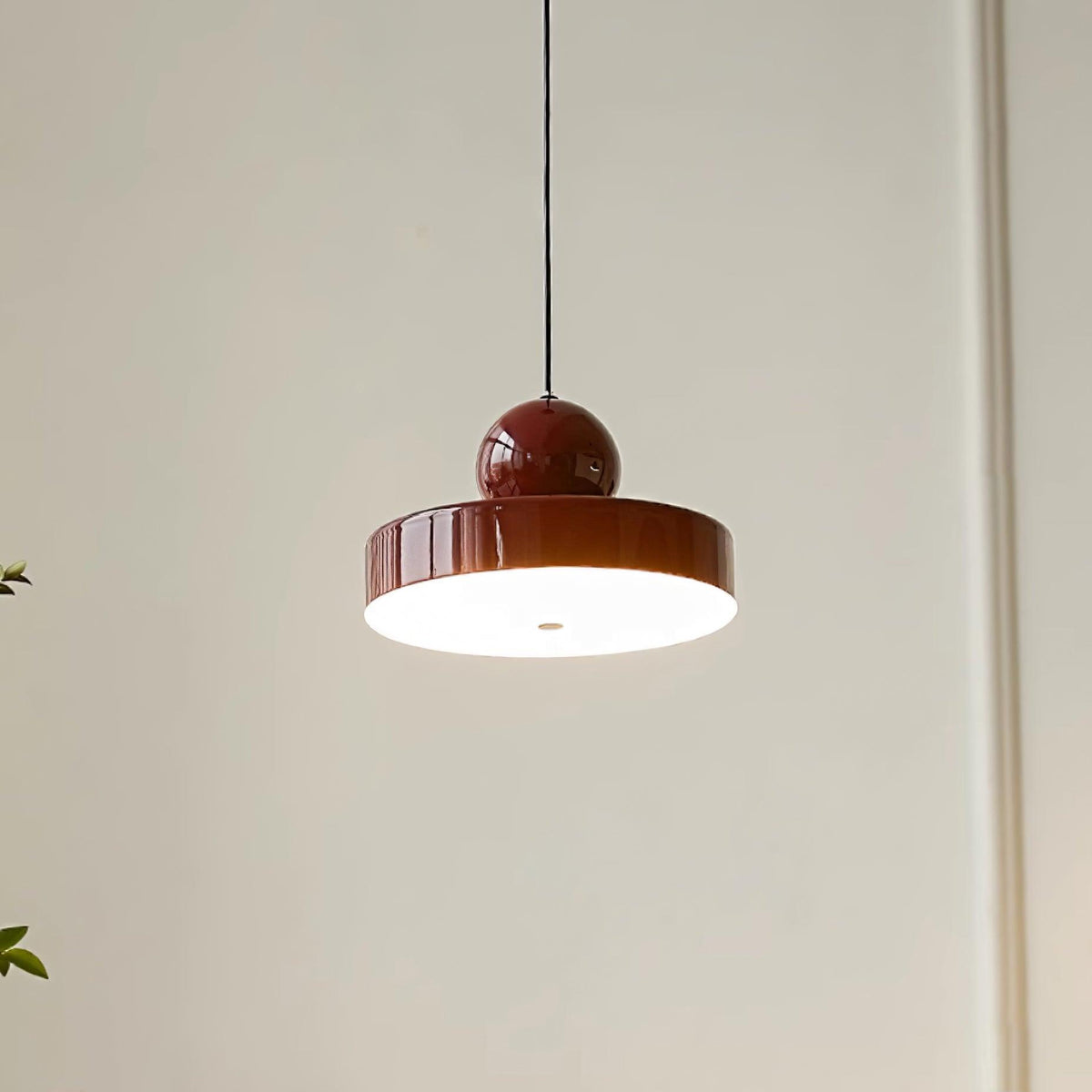 Lampada a sospensione Corpo in metallo, paralume sferico rosso, design moderno retro