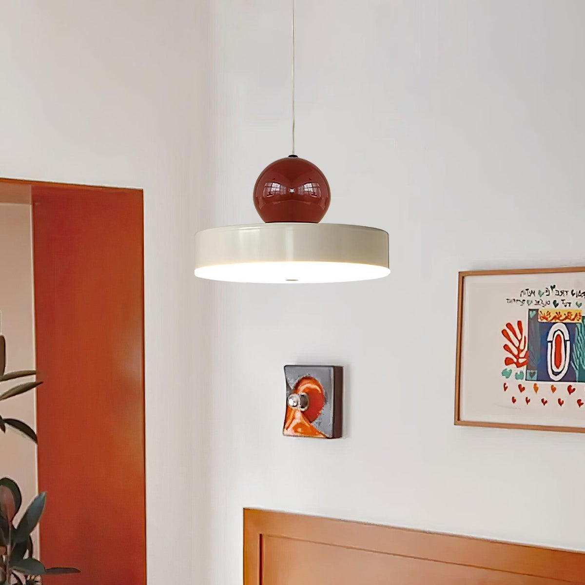 Lampada a sospensione Corpo in metallo, paralume sferico rosso, design moderno retro