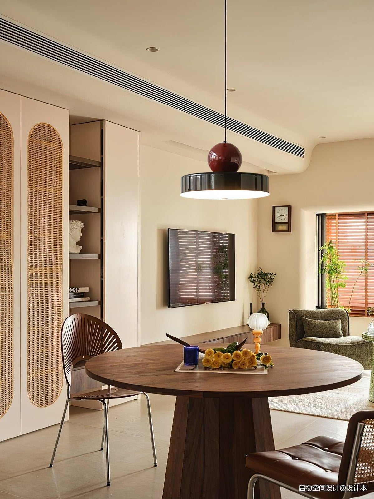 Lampada a sospensione Corpo in metallo, paralume sferico rosso, design moderno retro