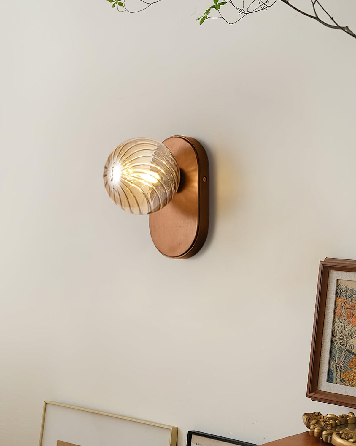 Lampada da parete Corpo in legno sfera ambra Noce Accento moderno in vetro