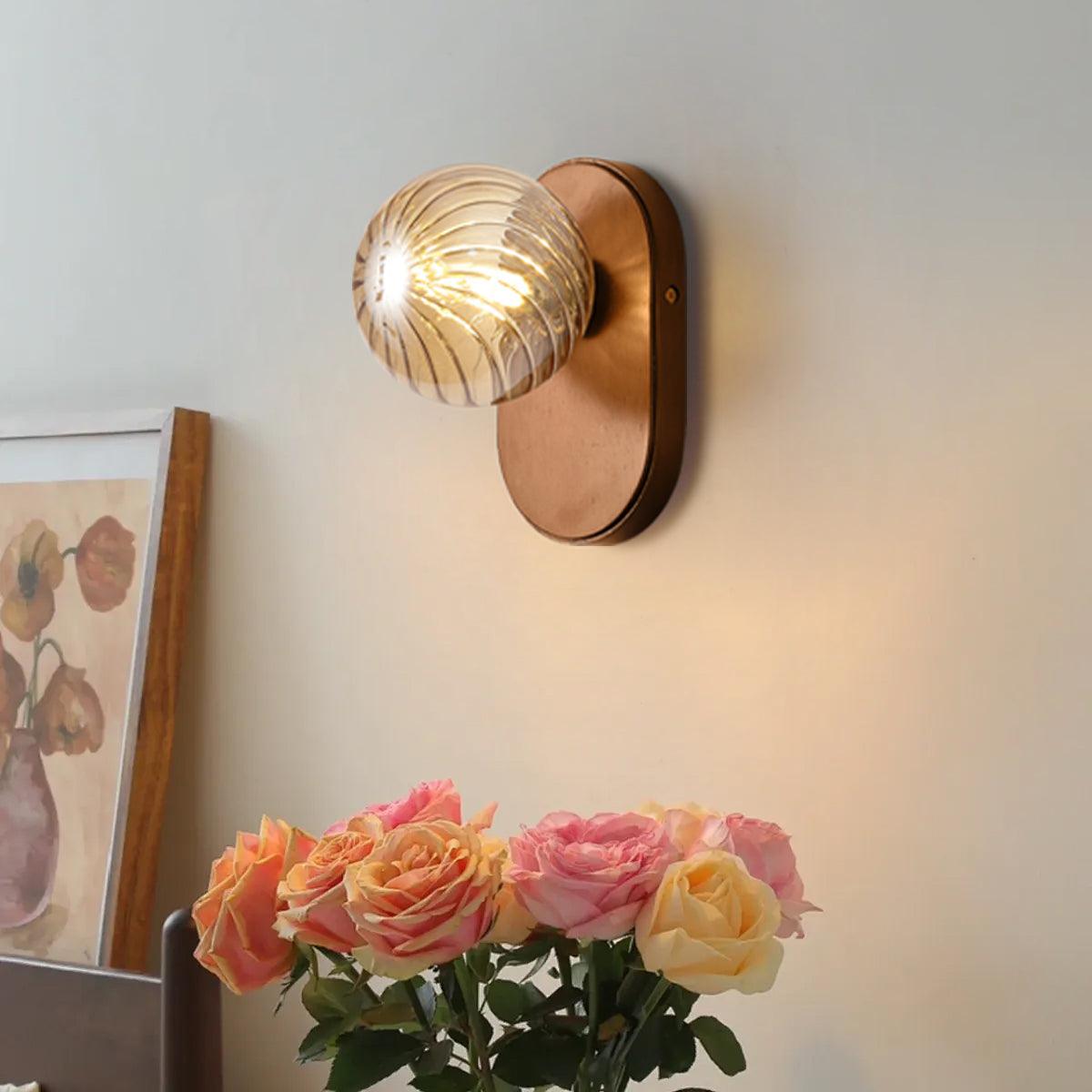 Lampada da parete Corpo in legno sfera ambra Noce Accento moderno in vetro