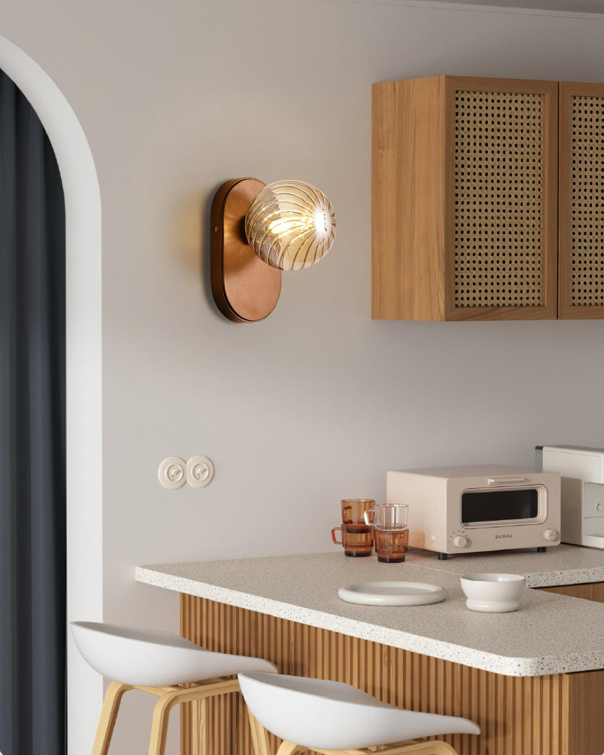 Lampada da parete Corpo in legno sfera ambra Noce Accento moderno in vetro