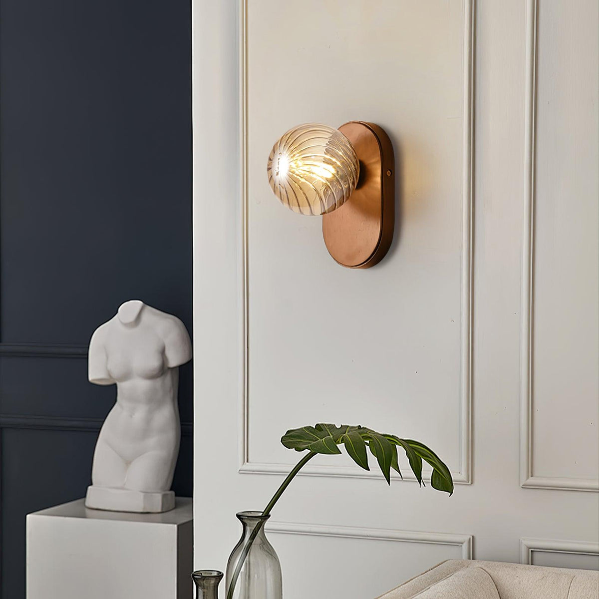 Lampada da parete Corpo in legno sfera ambra Noce Accento moderno in vetro