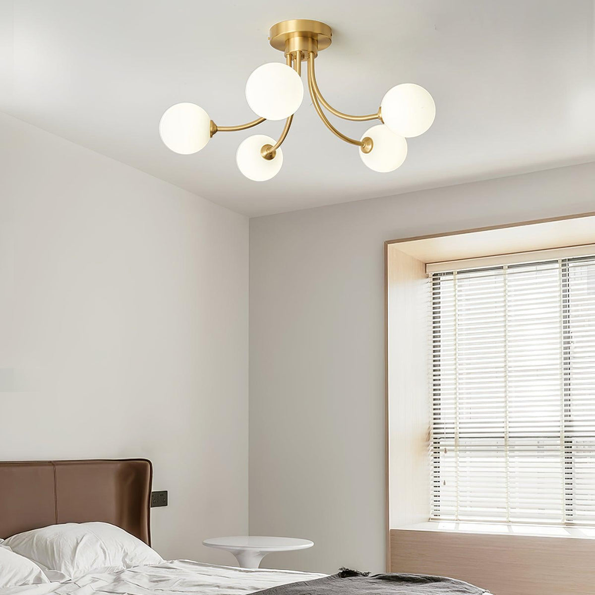 Lampada da soffitto bracci ramificati in ottone, paralumi sfera opalina, design moderno ed elegante