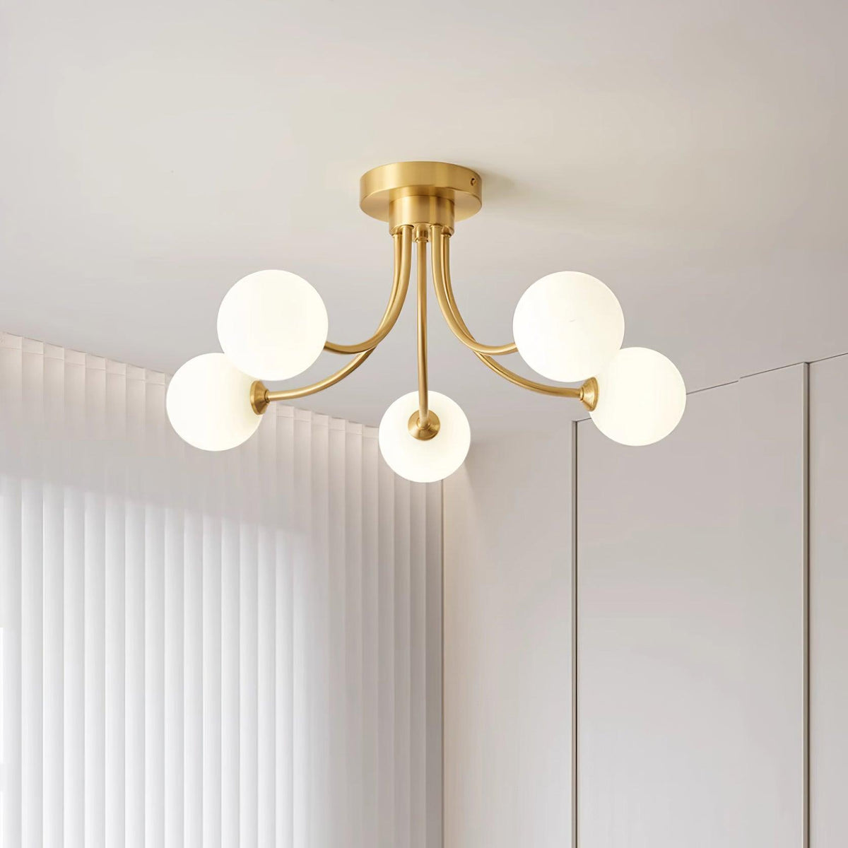 Lampada da soffitto bracci ramificati in ottone, paralumi sfera opalina, design moderno ed elegante