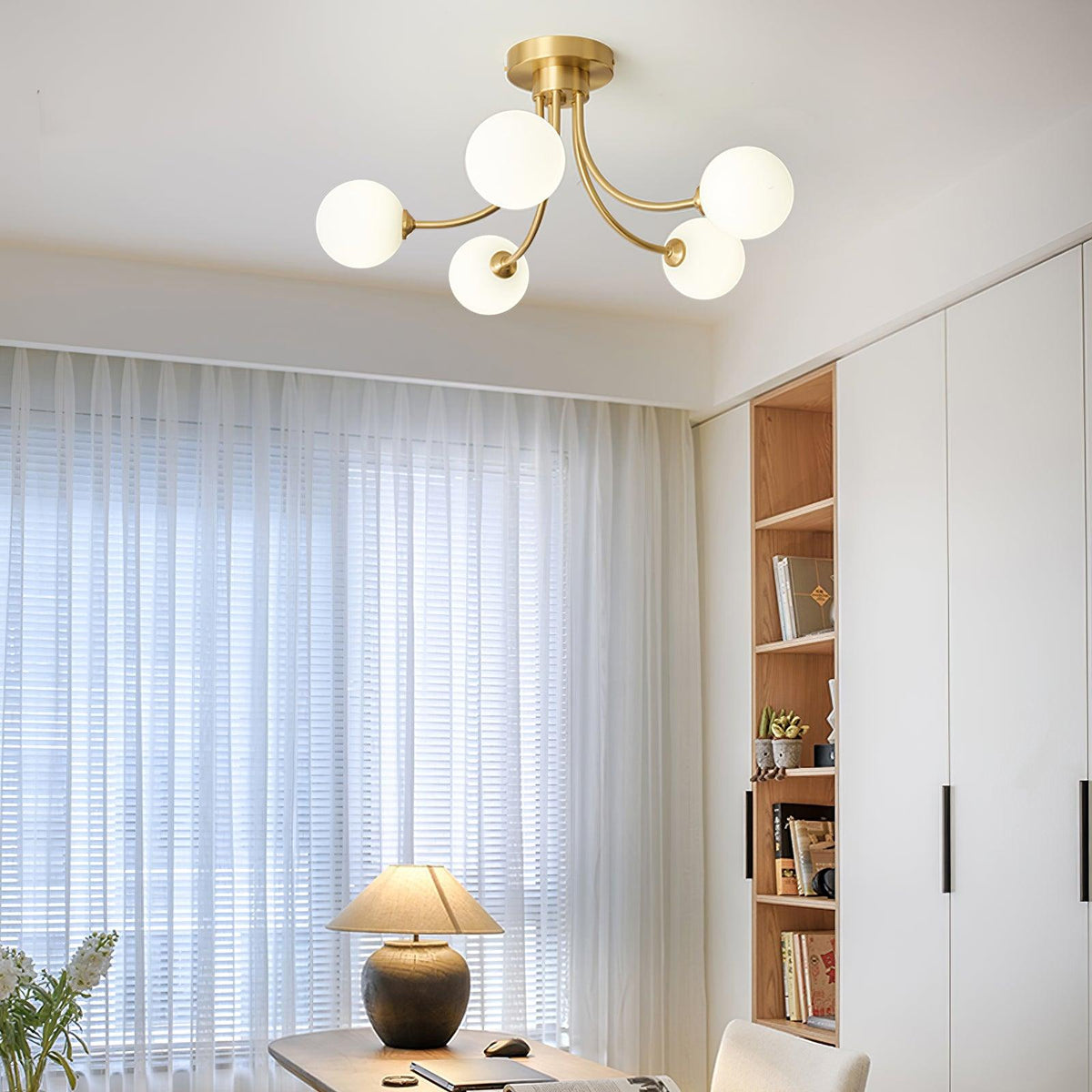 Lampada da soffitto bracci ramificati in ottone, paralumi sfera opalina, design moderno ed elegante