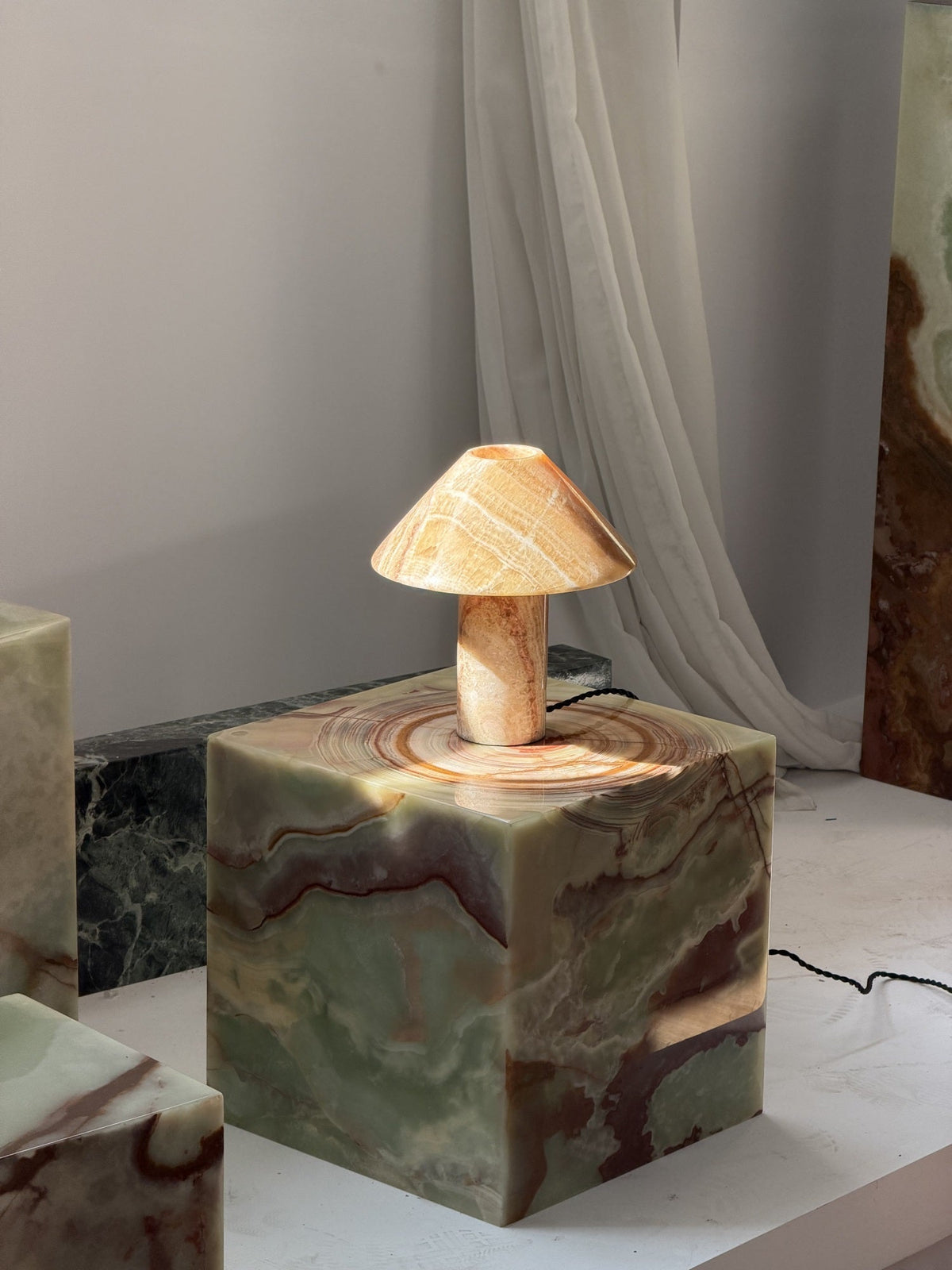Pillar lampada da tavolo in pietra Onyx ciano