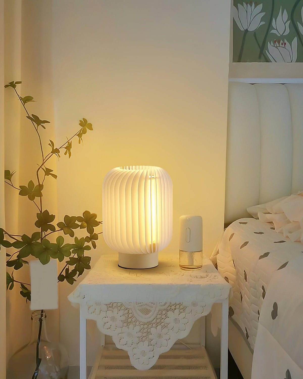 Thal lampada da tavolo in tessuto organico pleatato