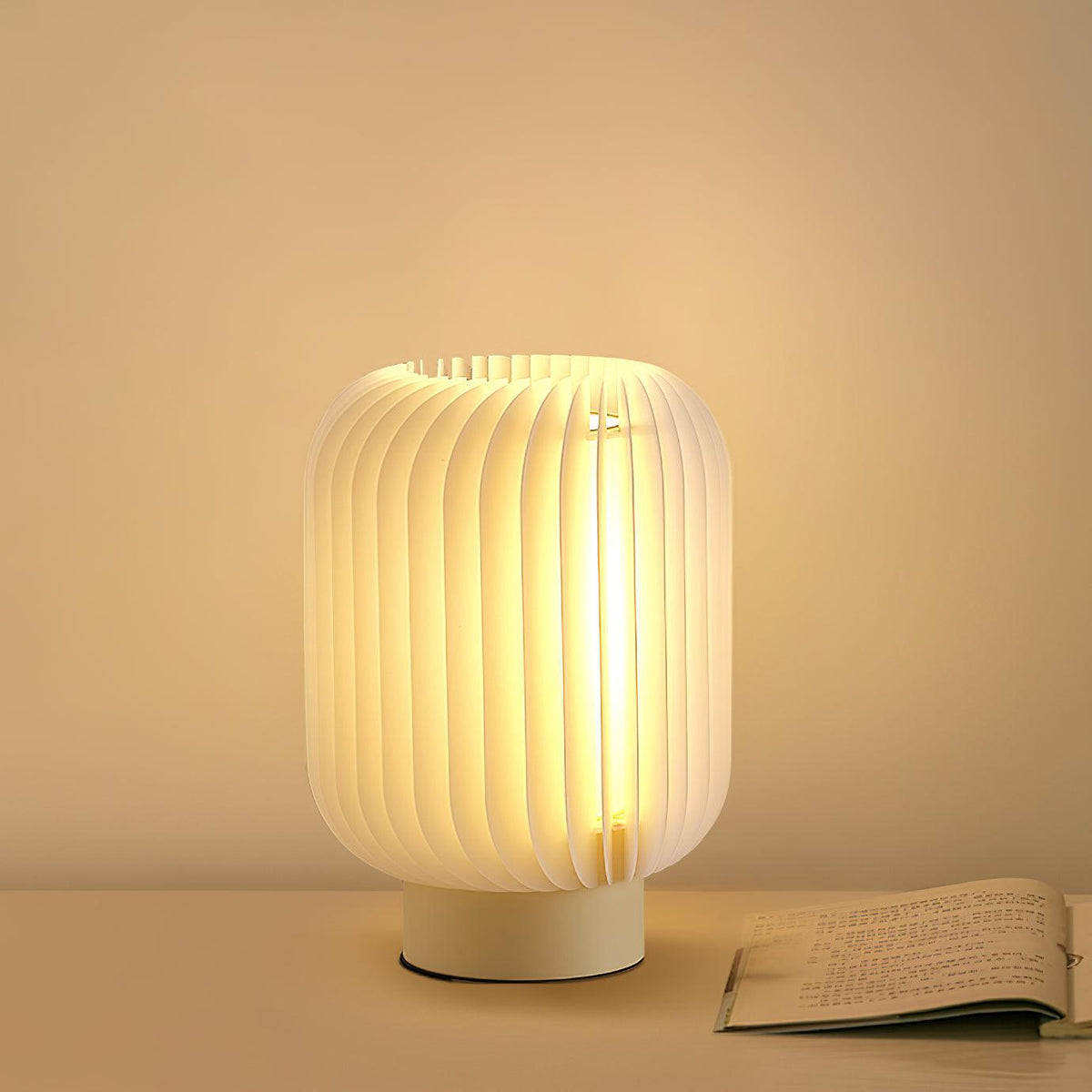 Thal lampada da tavolo in tessuto organico pleatato