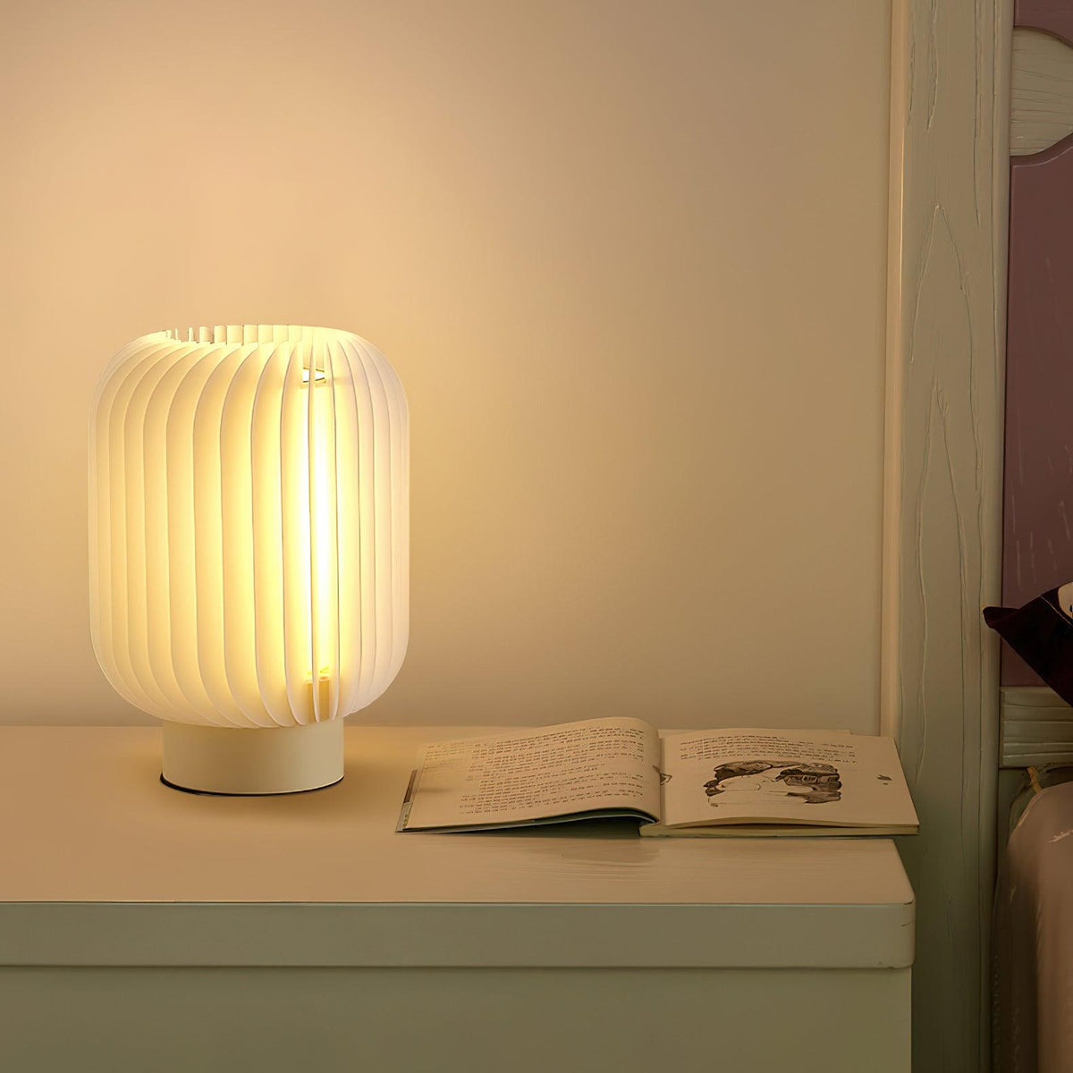 Thal lampada da tavolo in tessuto organico pleatato