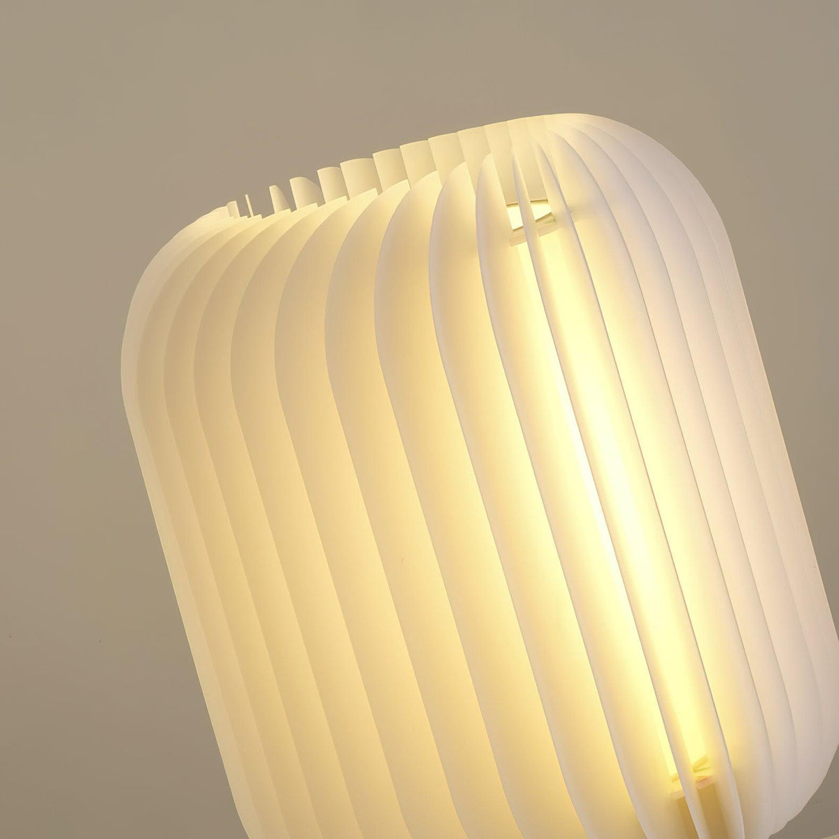 Thal lampada da tavolo in tessuto organico pleatato