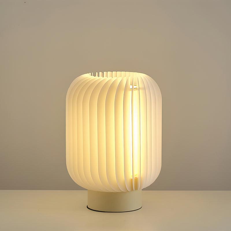 Thal lampada da tavolo in tessuto organico pleatato